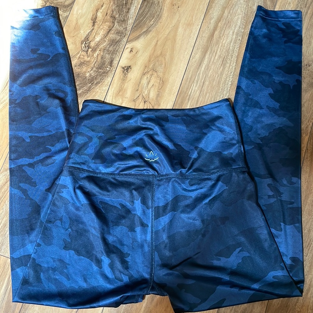 Beyond Yoga size M camo leggings, gently worn, good condition